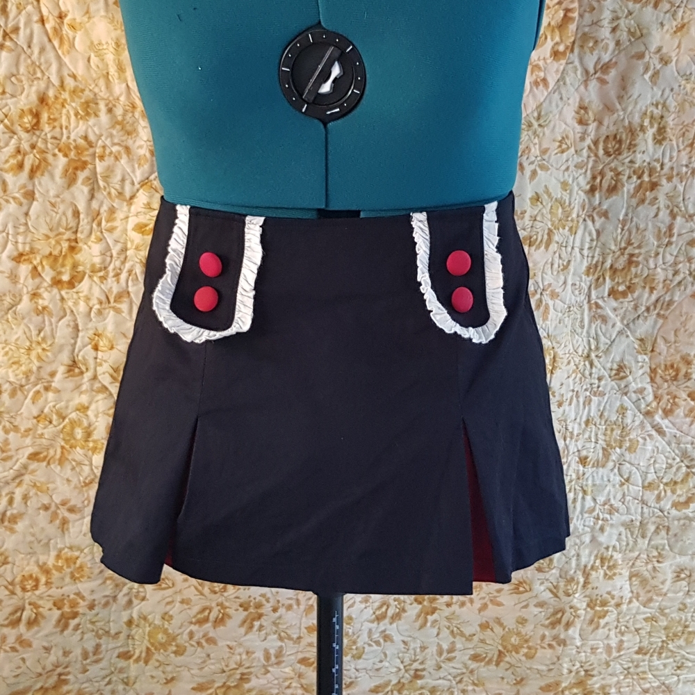 Black and red pleated miniskirt